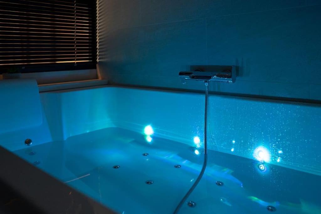 Suite De Luxe Jacuzzi Balneo,King Size Bed Collobrieres Bagian luar foto