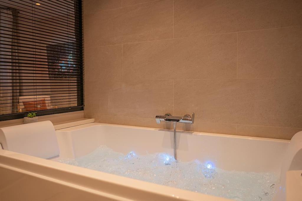 Suite De Luxe Jacuzzi Balneo,King Size Bed Collobrieres Bagian luar foto