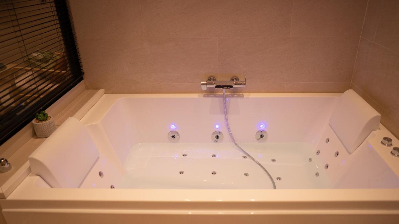 Suite De Luxe Jacuzzi Balneo,King Size Bed Collobrieres Bagian luar foto